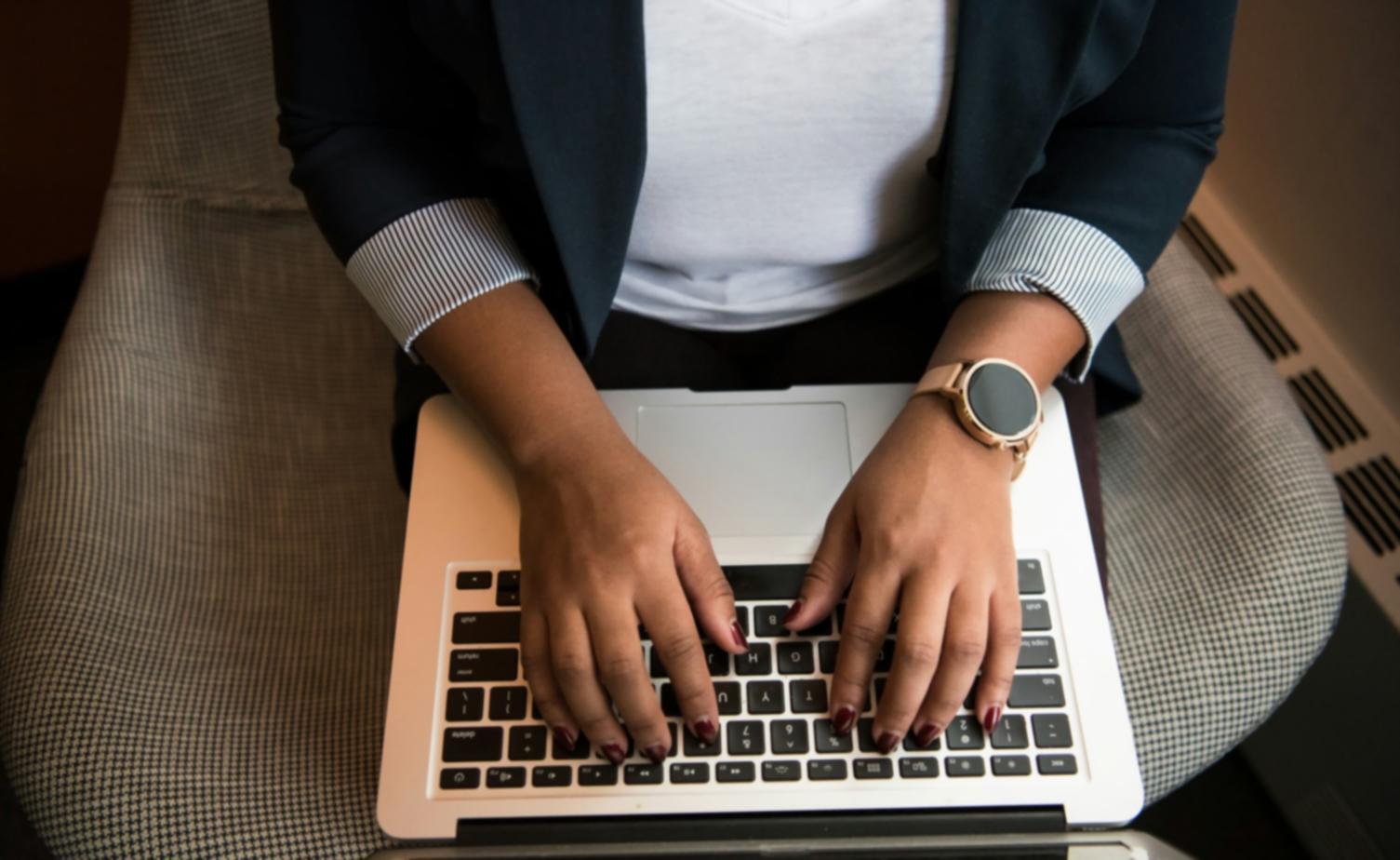 Modernes Schulungszentrum für On-Page-Optimierung mit interaktiven Arbeitsplätzen